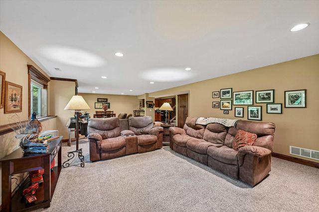 910 Aster Court, Fairfax, IA 52228