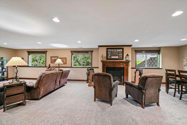 910 Aster Court, Fairfax, IA 52228