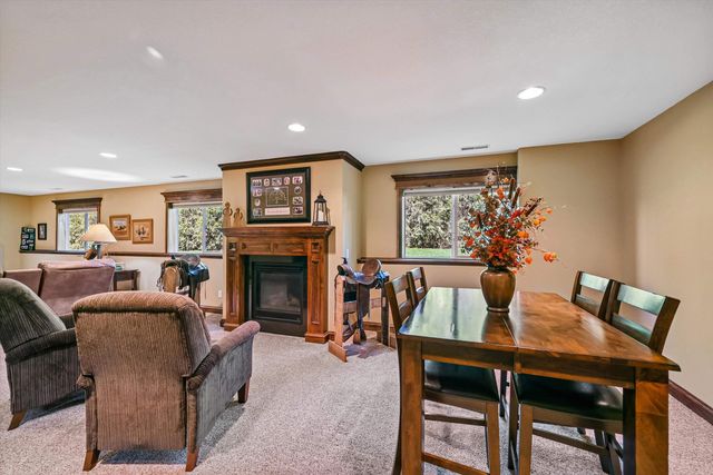 910 Aster Court, Fairfax, IA 52228