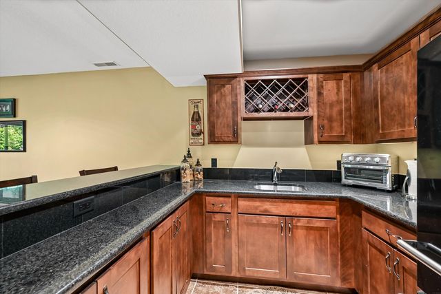910 Aster Court, Fairfax, IA 52228