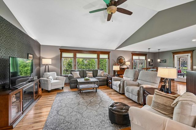 910 Aster Court, Fairfax, IA 52228