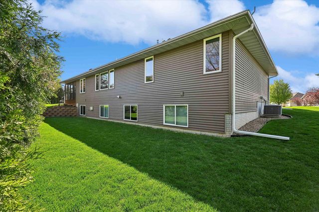 910 Aster Court, Fairfax, IA 52228