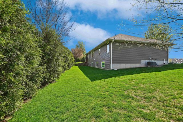 910 Aster Court, Fairfax, IA 52228