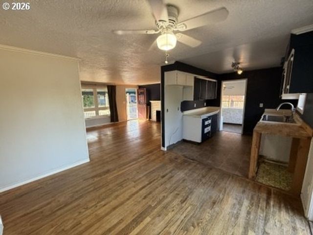 1902 Se 151ST Ave, Portland, OR 97233