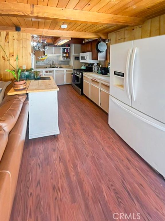 Image 4 of property listing at 213 E Mountain View, Big Bear City, CA 92314