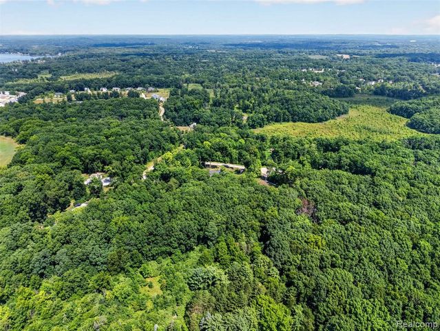 9776 Harbor Trail Drive, Whitmore Lake, MI 48189