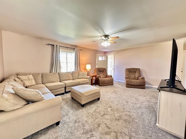 402 Woodside Place, Dixon, IL 61021