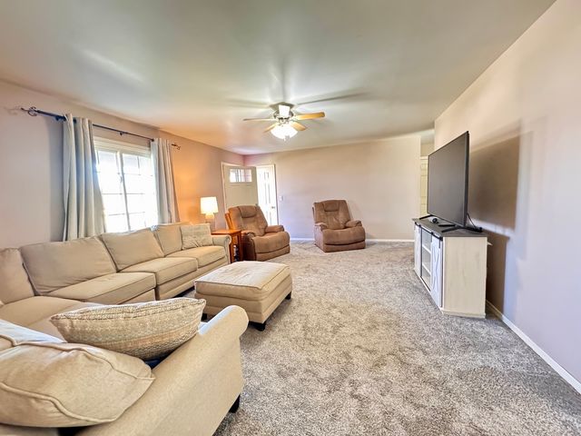 402 Woodside Place, Dixon, IL 61021