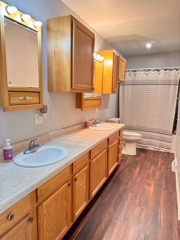 402 Woodside Place, Dixon, IL 61021