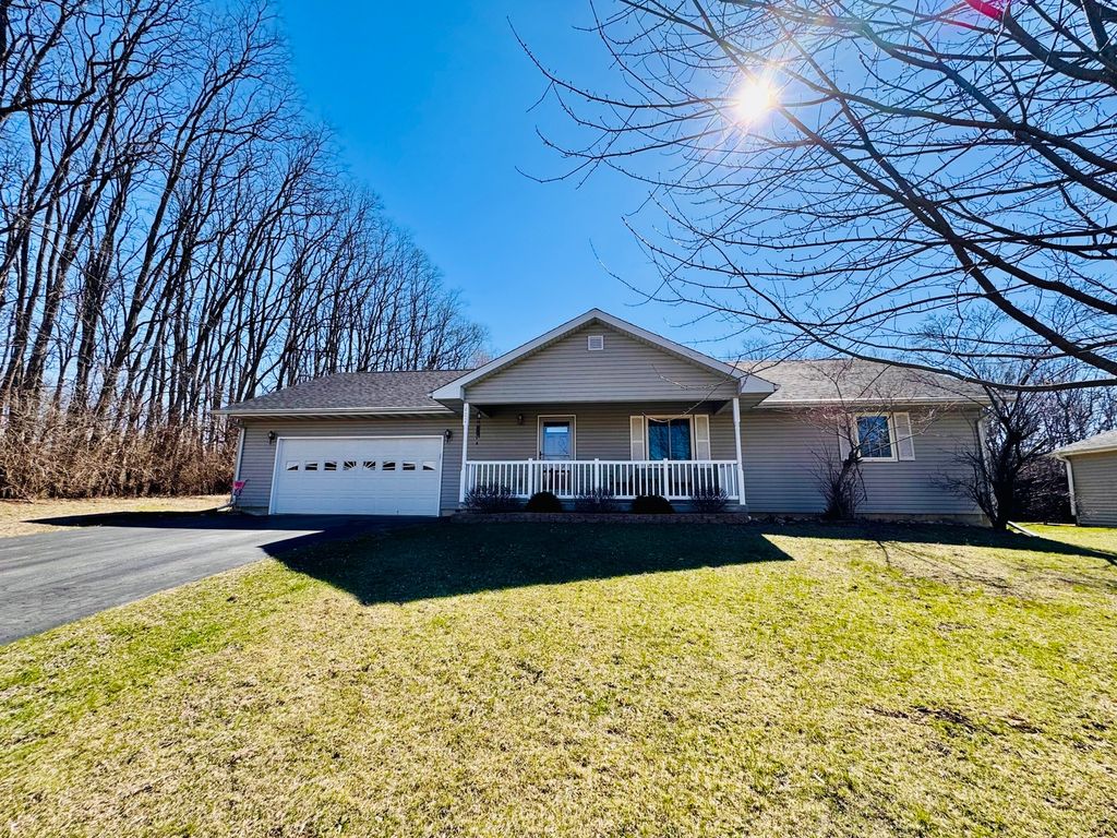 402 Woodside Place, Dixon, IL 61021