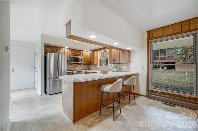 63 Pinecroft Road, Asheville, NC 28804