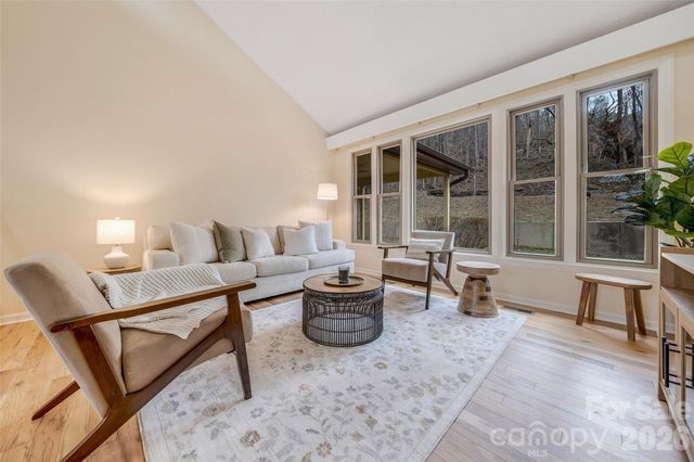 63 Pinecroft Road, Asheville, NC 28804