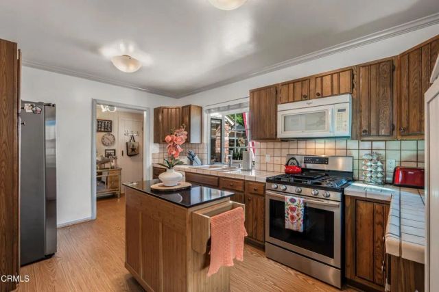 17448 Keswick Street, Northridge, CA 91325