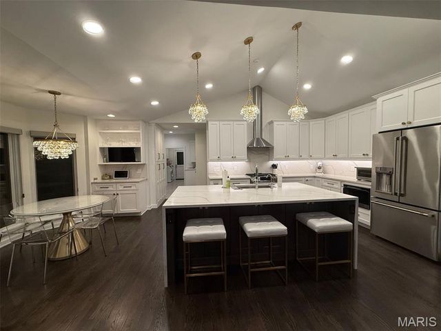 70 E Ladue Estates Drive, Creve Coeur, MO 63141