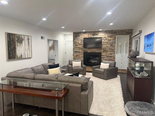 70 E Ladue Estates Drive, Creve Coeur, MO 63141