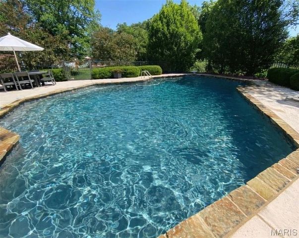 70 E Ladue Estates Drive, Creve Coeur, MO 63141