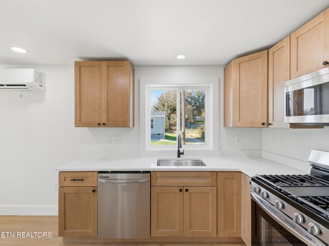 722 Virginia Ave, Harriman, TN 37748