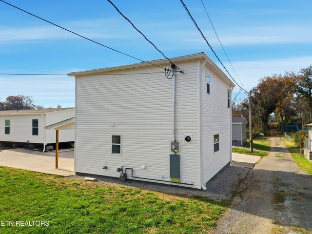 722 Virginia Ave, Harriman, TN 37748