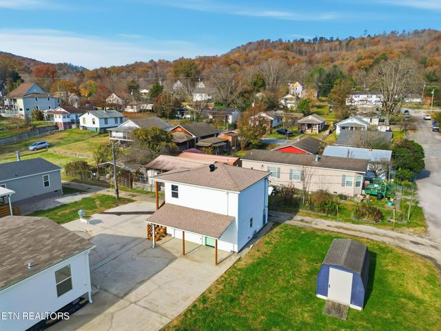 722 Virginia Ave, Harriman, TN 37748