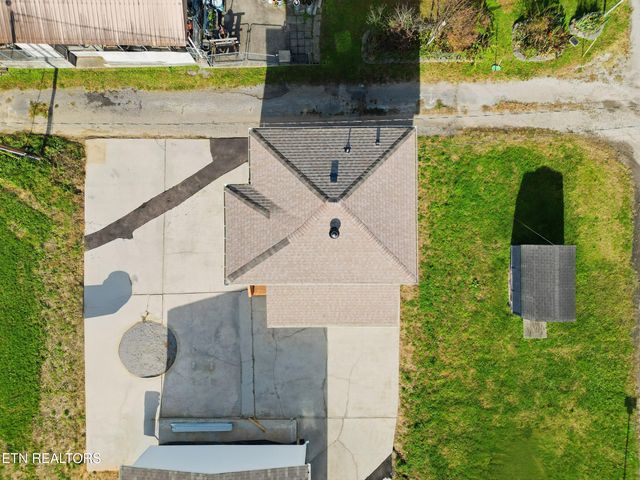 722 Virginia Ave, Harriman, TN 37748