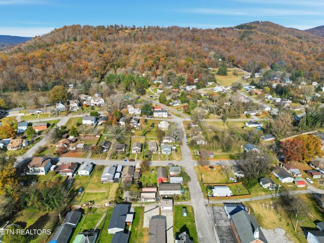 722 Virginia Ave, Harriman, TN 37748