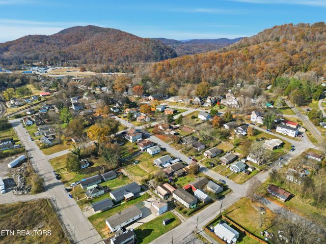 722 Virginia Ave, Harriman, TN 37748