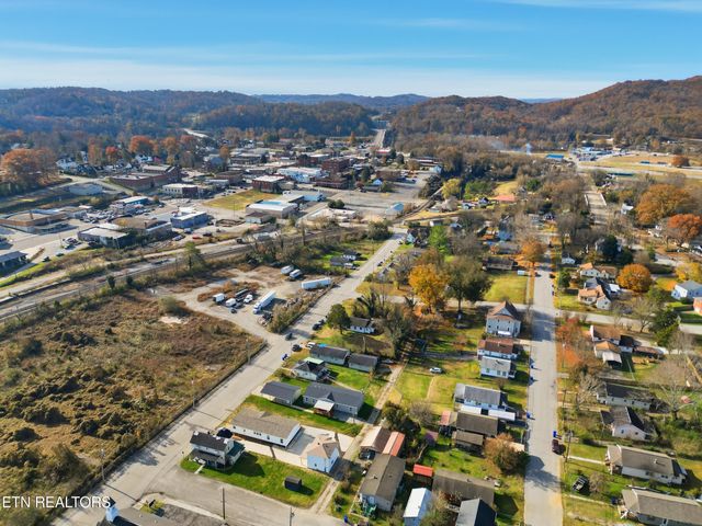 722 Virginia Ave, Harriman, TN 37748