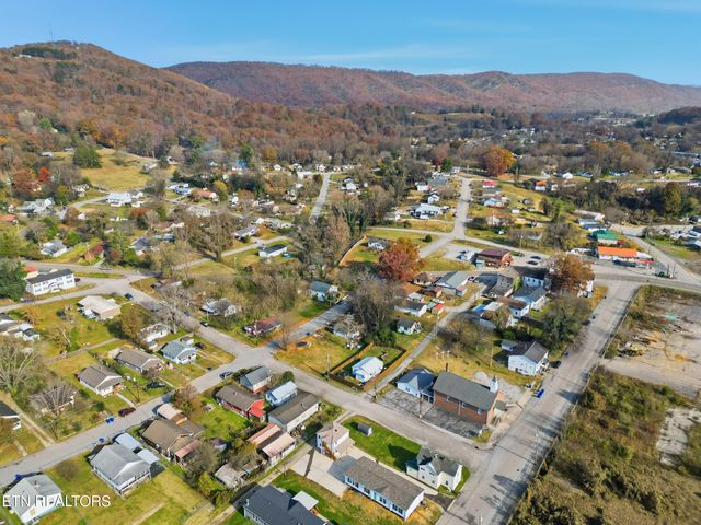 722 Virginia Ave, Harriman, TN 37748