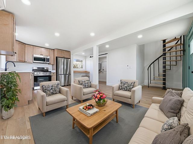 722 Virginia Ave, Harriman, TN 37748