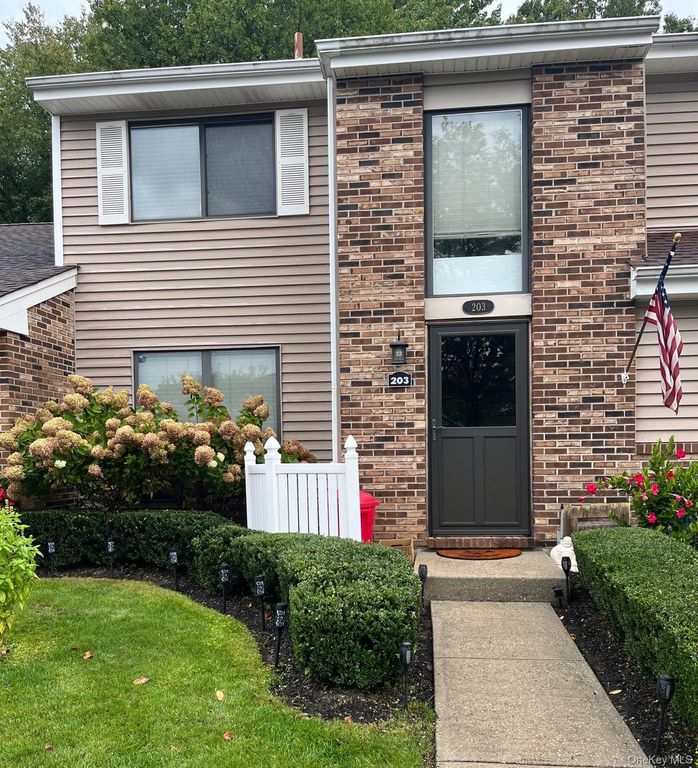 203 Pond View Lane, Smithtown, NY 11787