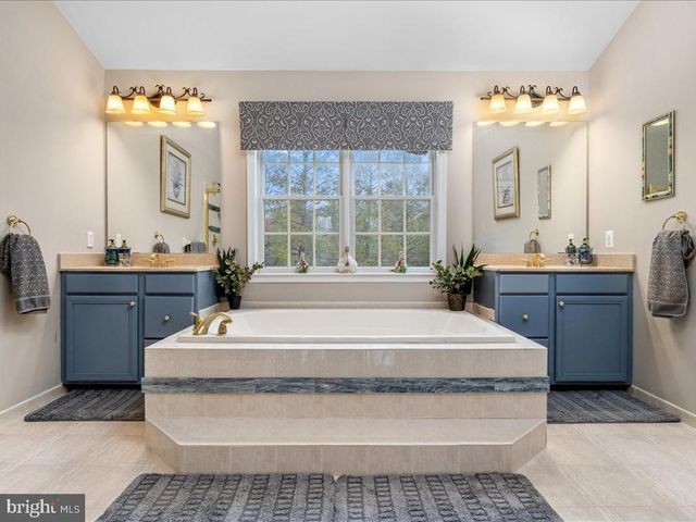 2062 SILVERWOOD DR, Newtown, PA 18940