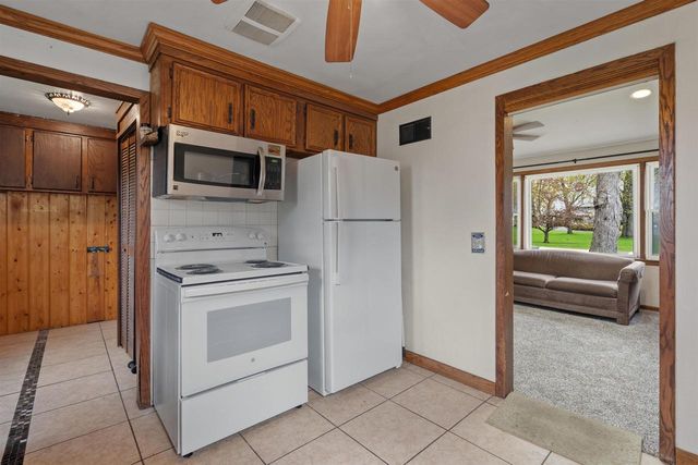 607 HUNTERS POINT ROAD, Neenah, WI 54956