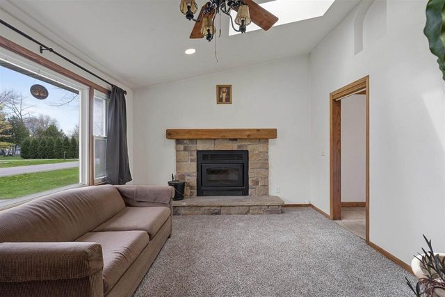 607 HUNTERS POINT ROAD, Neenah, WI 54956