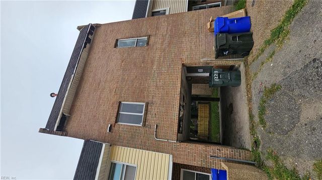 1221 Curie CT, Norfolk, VA 23513