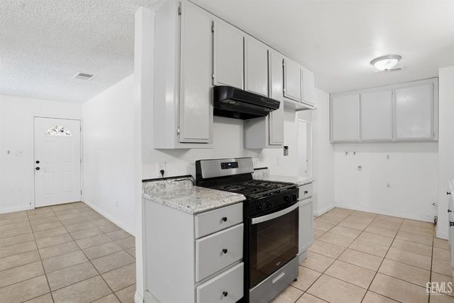 5208 Thyme Lane, Bakersfield, CA 93309