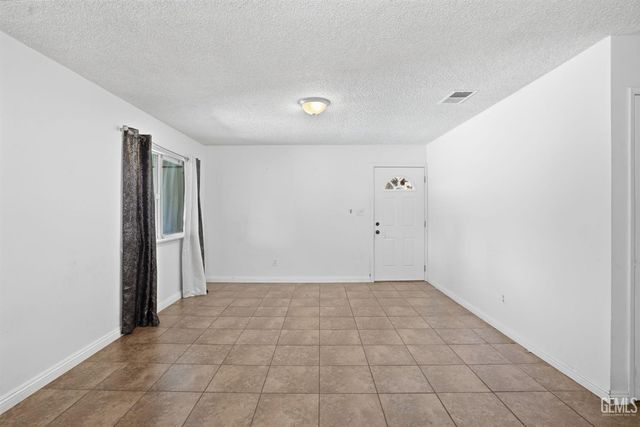 5208 Thyme Lane, Bakersfield, CA 93309