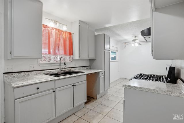 5208 Thyme Lane, Bakersfield, CA 93309