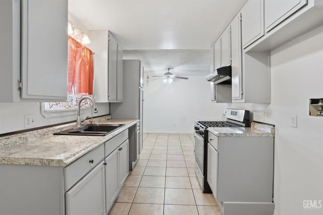 5208 Thyme Lane, Bakersfield, CA 93309