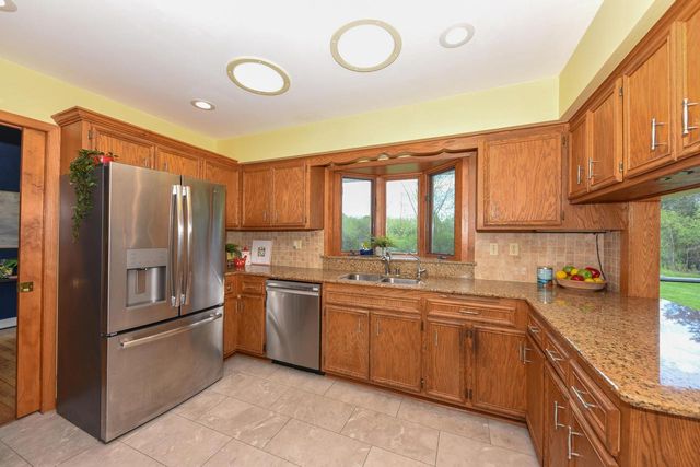 10232 Greenview DRIVE, Mequon, WI 53092