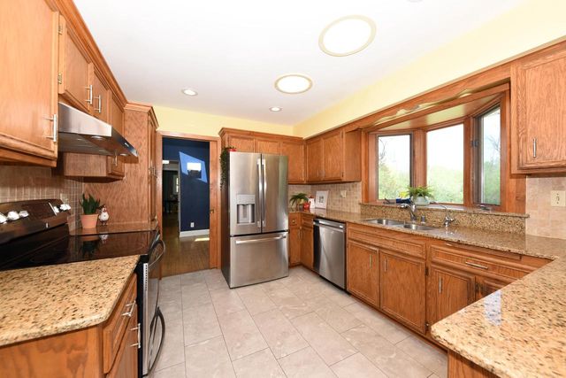 10232 Greenview DRIVE, Mequon, WI 53092