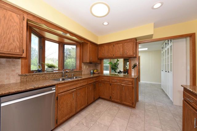10232 Greenview DRIVE, Mequon, WI 53092