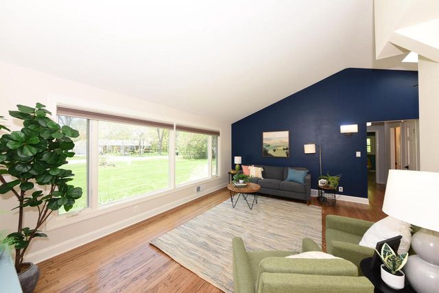 10232 Greenview DRIVE, Mequon, WI 53092