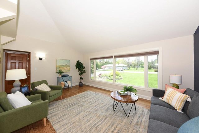 10232 Greenview DRIVE, Mequon, WI 53092