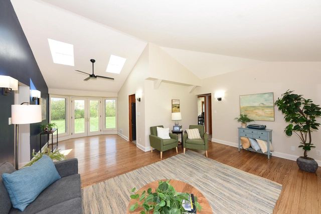 10232 Greenview DRIVE, Mequon, WI 53092
