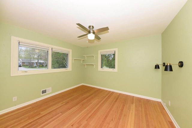 10232 Greenview DRIVE, Mequon, WI 53092