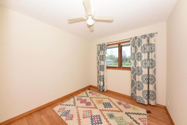 10232 Greenview DRIVE, Mequon, WI 53092