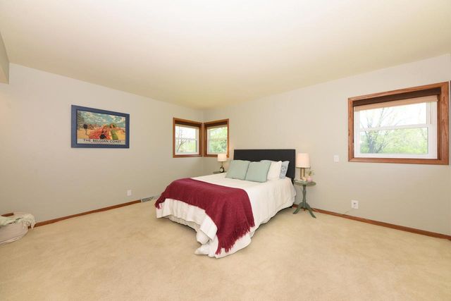 10232 Greenview DRIVE, Mequon, WI 53092