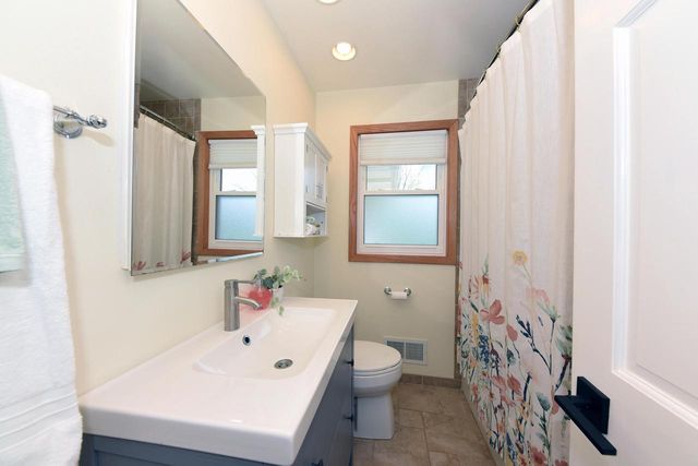 10232 Greenview DRIVE, Mequon, WI 53092