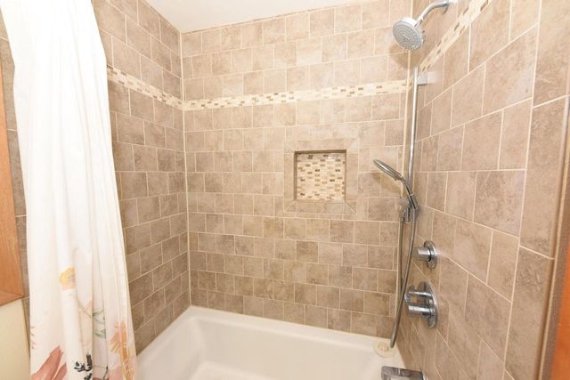 10232 Greenview DRIVE, Mequon, WI 53092