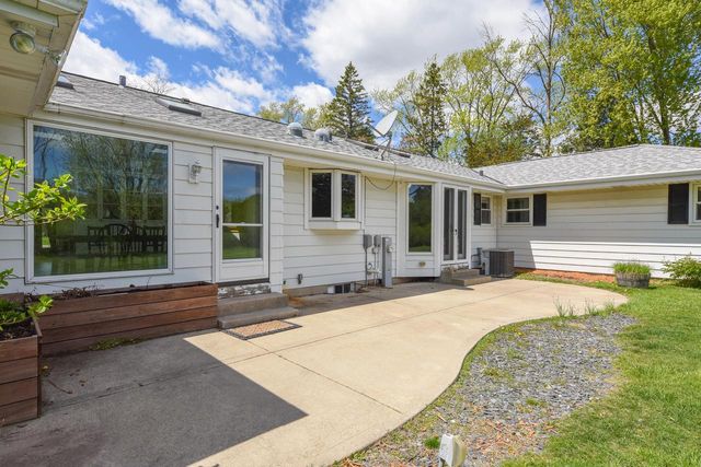 10232 Greenview DRIVE, Mequon, WI 53092